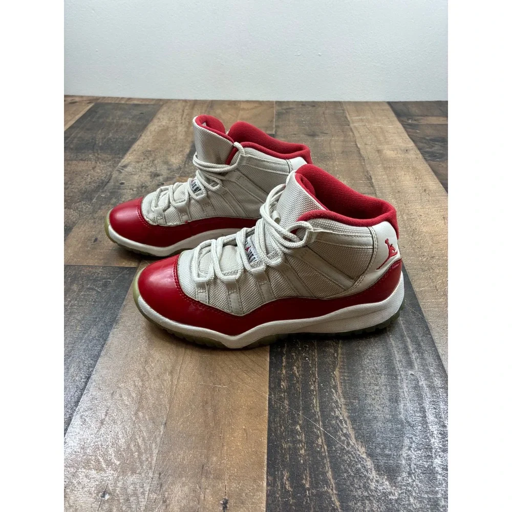 Jordan 11 Retro Cherry 2022 Kids Size 2.5Y White Red 378039-116 Good Condition